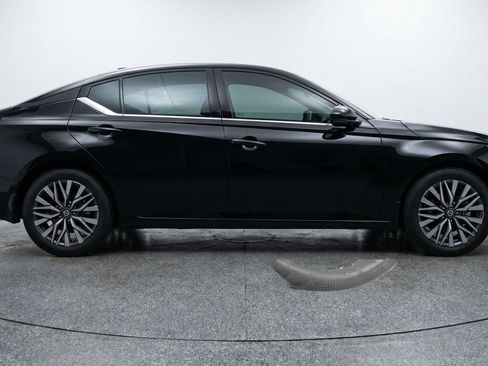 Used 2025 Nissan Altima 2.5 SV FWD image 11