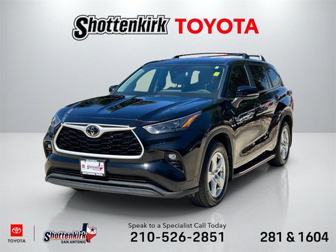 Certified 2024 Toyota Highlander LE image 1