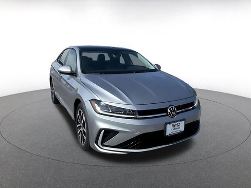 Used 2025 Volkswagen Jetta SE image 3