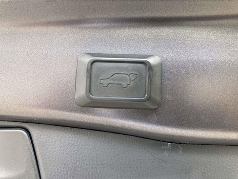 Used 2021 Toyota RAV4 XLE Premium image 15