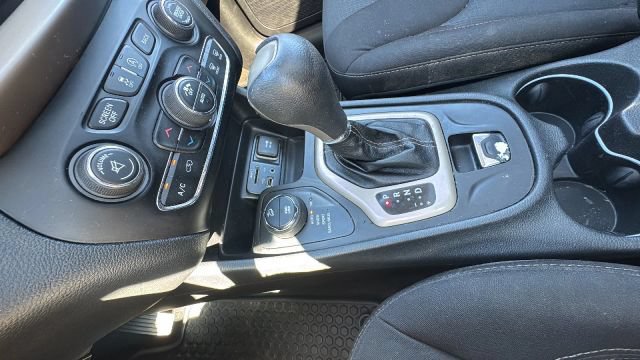 Used 2015 Jeep Cherokee Latitude w/ Comfort/Convenience Group AWD/4WD image 29
