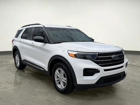 Certified 2023 Ford Explorer XLT RWD image 9