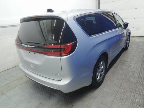 Used 2024 Chrysler Pacifica Limited FWD image 10