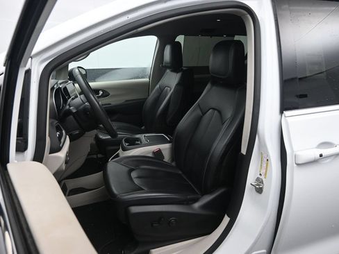 Used 2023 Chrysler Pacifica Touring-L FWD image 19