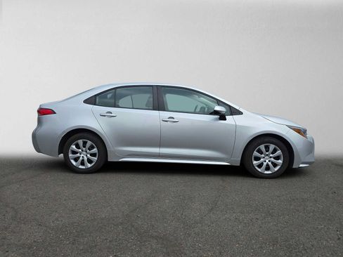 Used 2024 Toyota Corolla LE FWD image 2