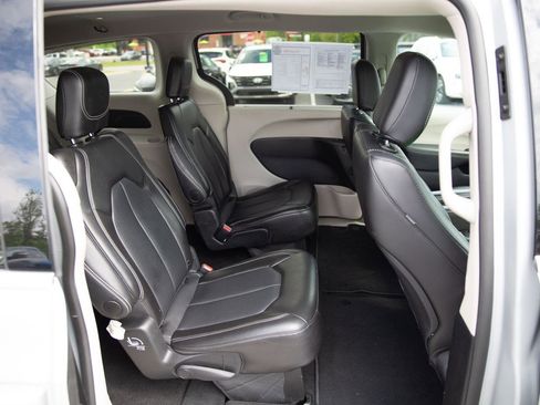 Used 2024 Chrysler Pacifica Touring-L FWD image 23