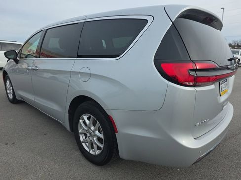 Used 2024 Chrysler Pacifica Touring-L image 7