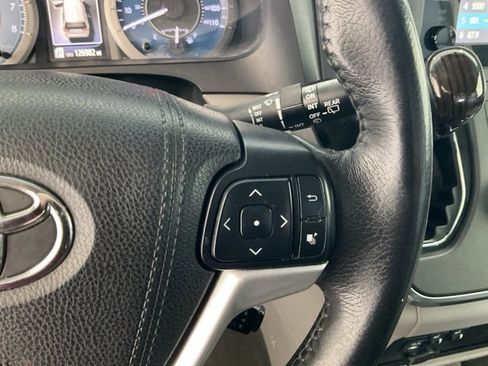 Used 2017 Toyota Sienna XLE image 11