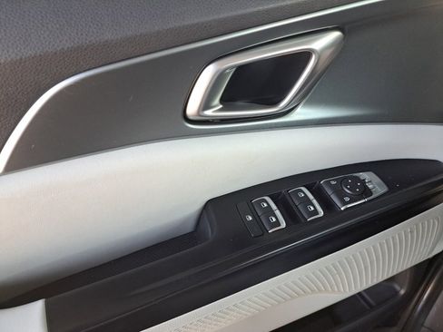 Used 2023 Kia Carnival LX image 36