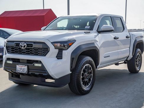 Certified 2025 Toyota Tacoma TRD Off-Road image 3