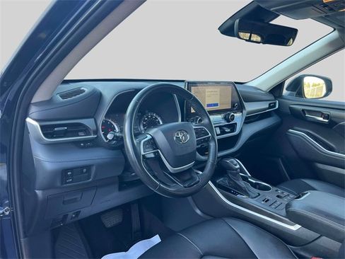 Certified 2023 Toyota Highlander XLE image 25