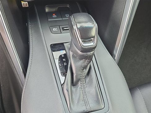Used 2022 Toyota Venza LE AWD/4WD image 8