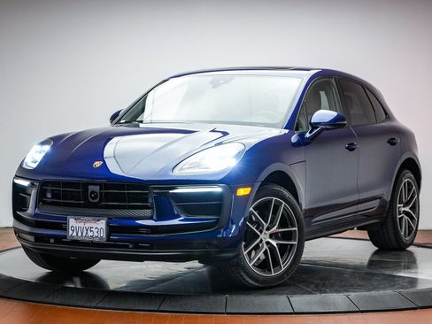 Certified 2026 Porsche Macan AWD/4WD image 1