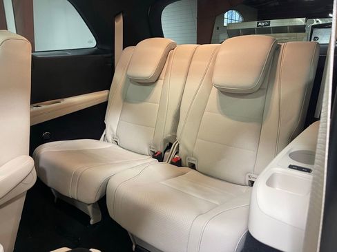 Used 2024 Mercedes-Benz GLS 450 4MATIC image 26