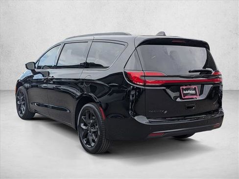 New 2026 Chrysler Pacifica Select image 8