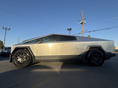Used 2024 Tesla Cybertruck AWD Crew Cab image 4