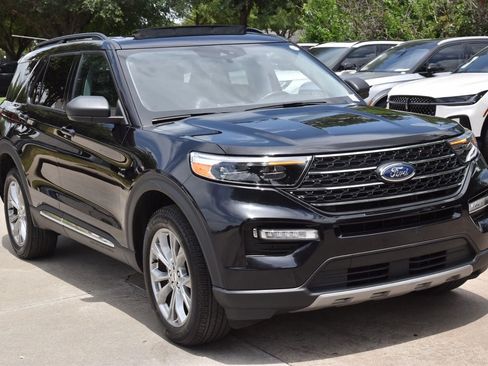 Used 2024 Ford Explorer XLT w/ Equipment Group 202A AWD/4WD image 2