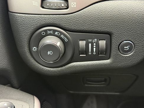 Used 2022 Jeep Cherokee Limited AWD/4WD image 12