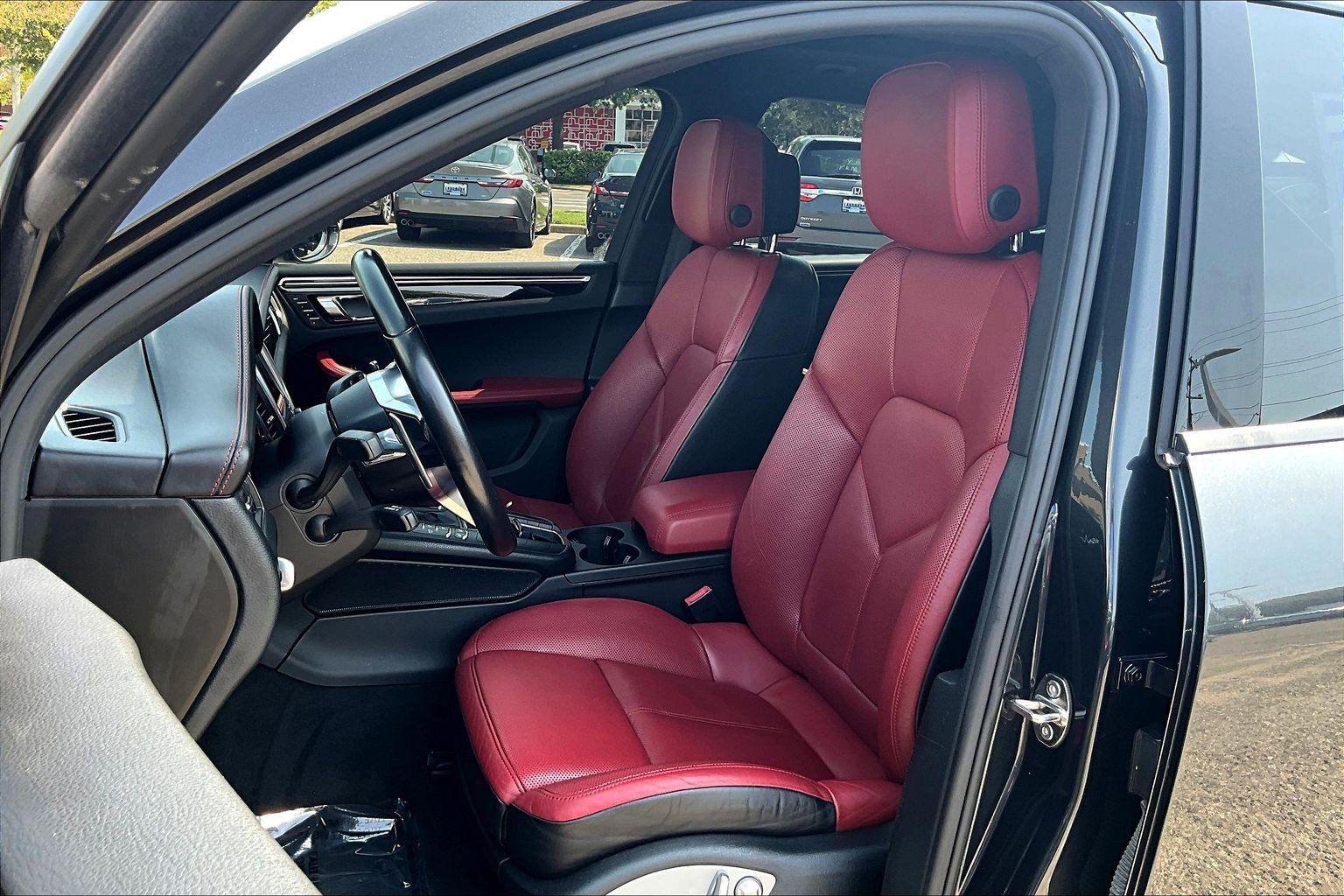 Used 2017 Porsche Macan w/ Premium Package Plus AWD/4WD image 27