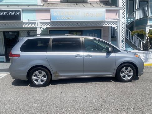 Used 2014 Toyota Sienna LE image 7