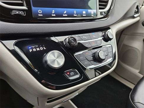 Used 2024 Chrysler Pacifica Touring-L image 22