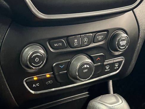 Used 2020 Jeep Cherokee Latitude w/ Cold Weather Group image 19