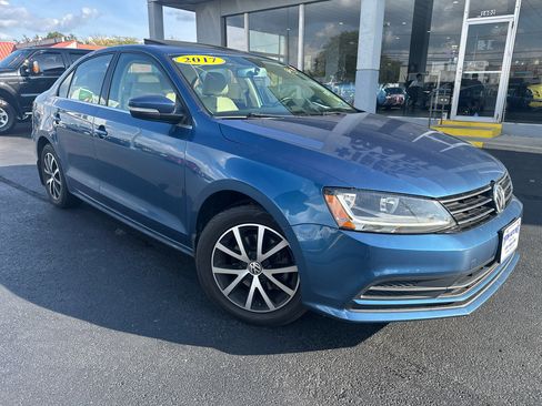 Used 2017 Volkswagen Jetta SE image 2