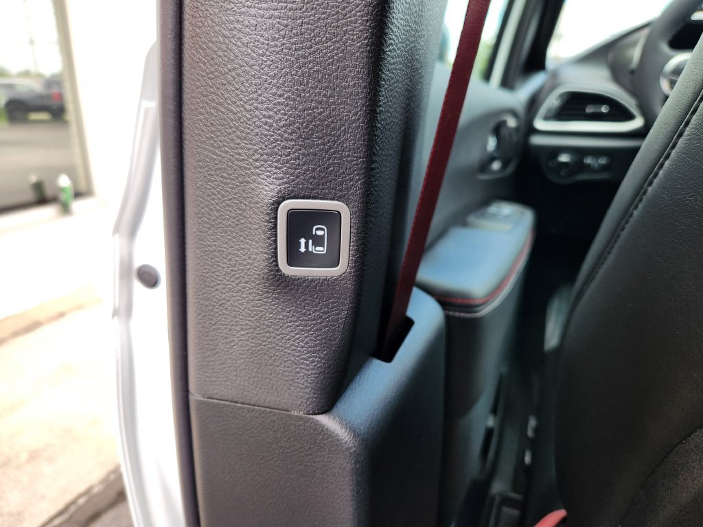 New 2027 Chrysler Pacifica Select FWD image 19