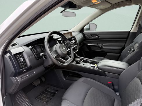 Used 2024 Nissan Pathfinder SV AWD/4WD image 4