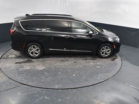 Used 2023 Chrysler Pacifica Limited FWD image 47