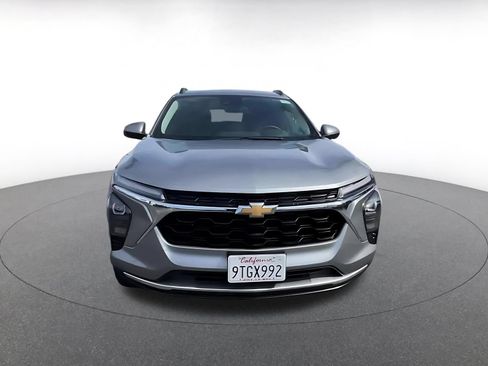 Used 2025 Chevrolet Trax LT w/ LT Convenience Package FWD image 4
