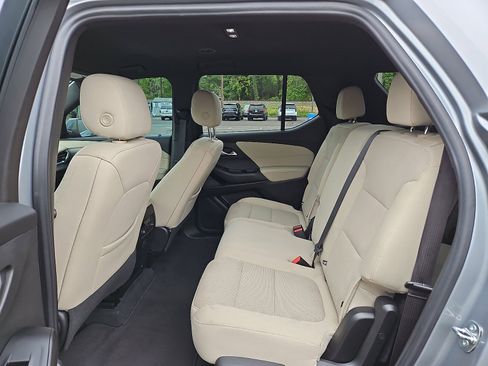 Used 2023 Chevrolet Traverse LS w/ Safety Package FWD image 10