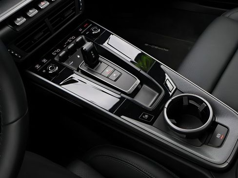 Certified 2025 Porsche 911 Carrera RWD image 20