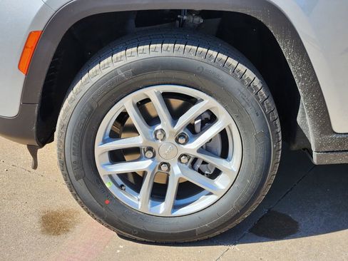 New 2026 Jeep Grand Cherokee Laredo image 7