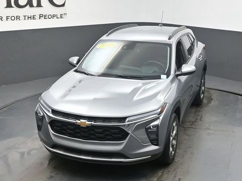 Used 2024 Chevrolet Trax LT w/ LT Convenience Package FWD image 45