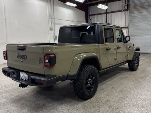 Used 2025 Jeep Gladiator Willys image 18