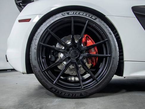 Used 2018 Audi R8 V10 w/ Premium Package RWD image 21