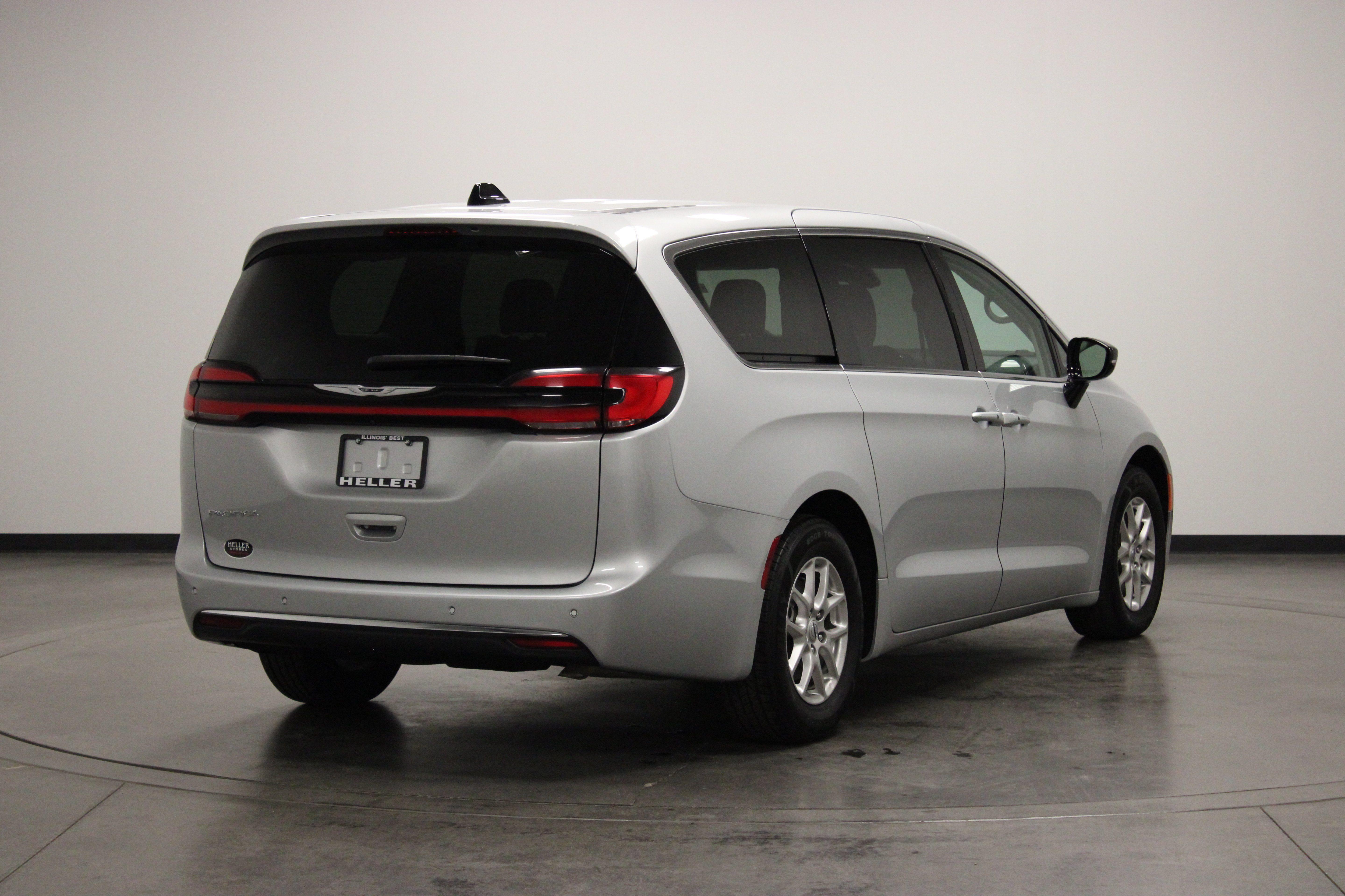 Used 2024 Chrysler Pacifica Touring-L FWD image 8