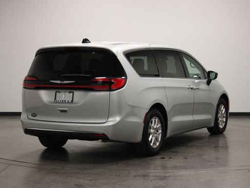 Used 2024 Chrysler Pacifica Touring-L FWD image 8