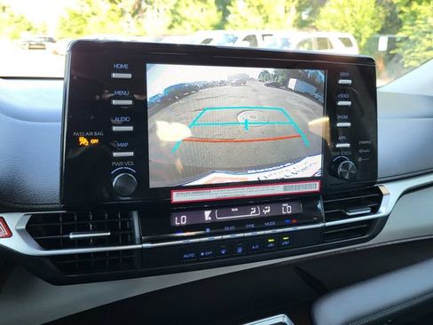 Used 2024 Toyota Sienna LE FWD image 17
