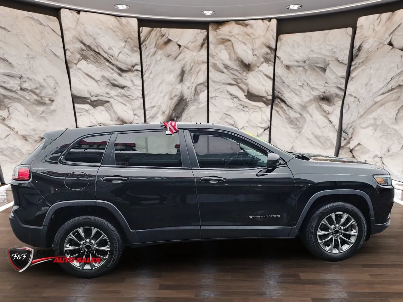 Used 2020 Jeep Cherokee Latitude Plus AWD/4WD image 5