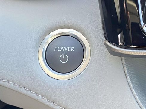 Used 2025 Toyota Highlander XLE image 29