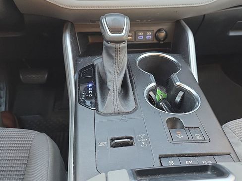 Used 2022 Toyota Highlander LE AWD/4WD image 14