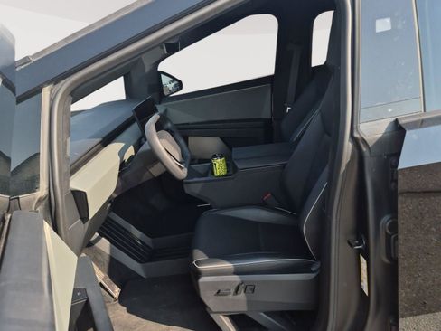 Used 2025 Tesla Cybertruck AWD Crew Cab image 4