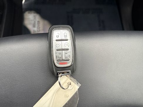 Used 2025 Chrysler Pacifica Select w/ Uconnect Theater Family Group image 26