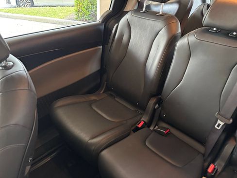 Used 2026 Kia Carnival FWD image 42