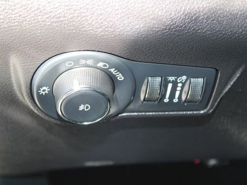 Used 2025 Jeep Compass Latitude image 13