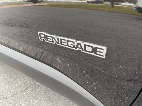 Used 2019 Jeep Renegade Latitude w/ Popular Equipment Group image 10