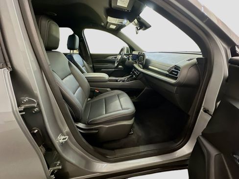 Used 2025 Chevrolet Traverse LT image 34