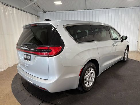 Used 2024 Chrysler Pacifica Touring-L FWD image 9